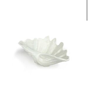 WEDGWOOD- Nautilus Collection Footed Clam Shell White